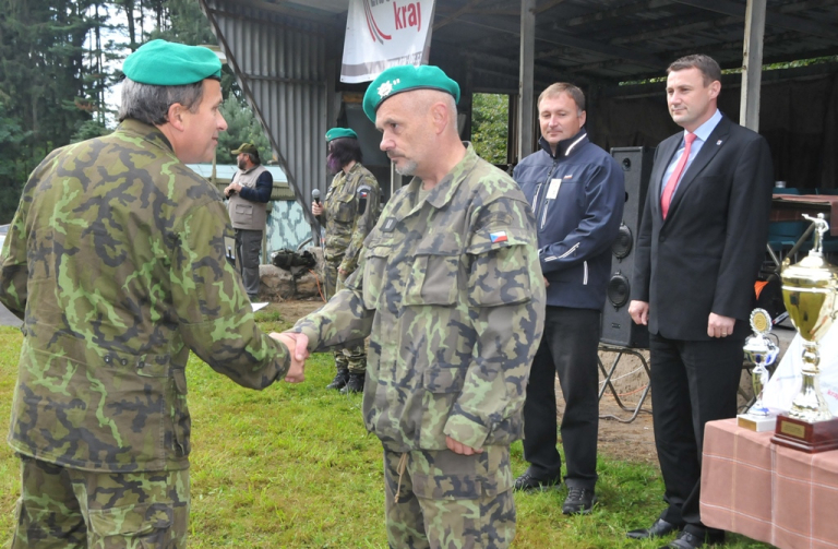 plk. Josef Kulovaný předává ocenění Vladislavu Kárlovi